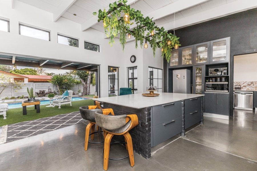 5 Bedroom Property for Sale in Mikro Park Western Cape
